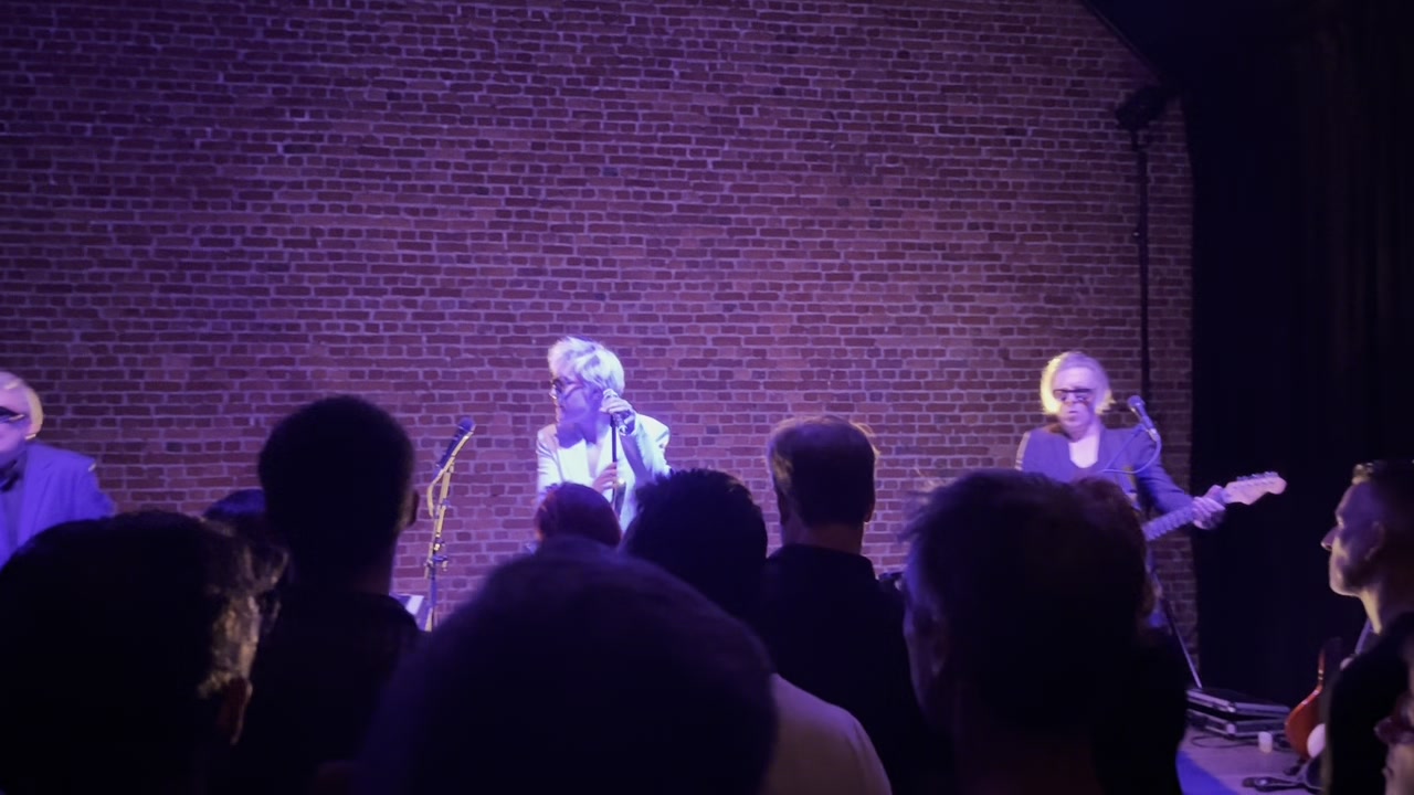 Emma Rotsaert bij de micro, met Geert Vanbever op gitaar