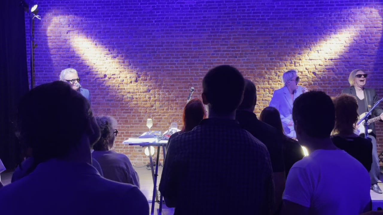 Wijds zicht op het podium en de verlichting, publiek op de voorgrond